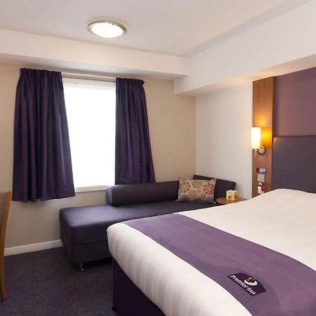 Premier Inn London Gatwick Airport South - London Road Crawley  Exterior foto